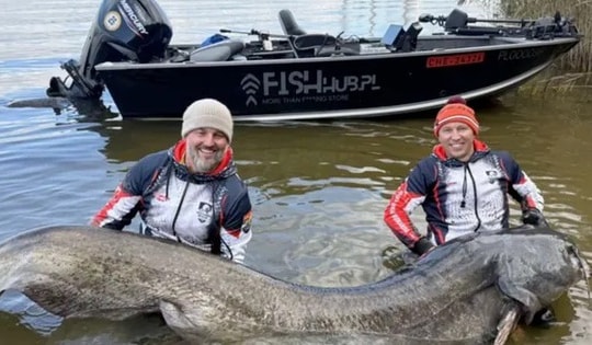 Hai cần thủ Ba Lan vớ được cá “khủng”, liệu kỷ lục có gọi tên họ?