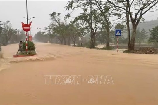 Mưa lớn, Huế di dời 20 hộ ở xã A Lưới 2 đến nơi an toàn