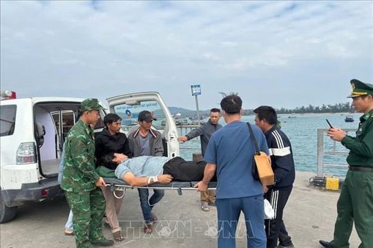 Bộ đội Biên phòng hỗ trợ đưa ngư dân bị đột quỵ vào đất liền cấp cứu