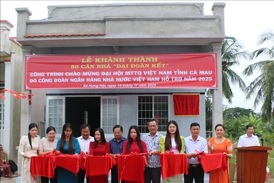 Trao tặng 50 nhà Đại đoàn kết cho người có hoàn cảnh khó khăn