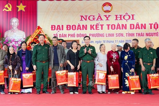 Đại tướng Phan Văn Giang chung vui Ngày hội Đại đoàn kết với nhân dân Thái Nguyên