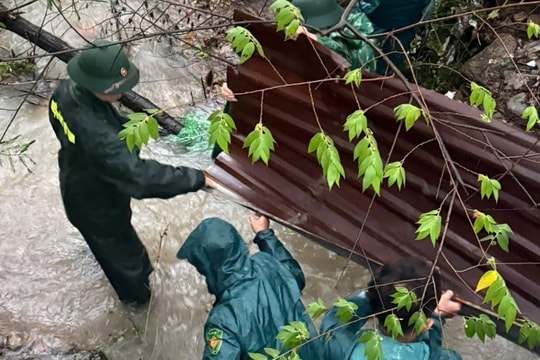 Đường sắt và đường bộ Khánh Hòa bị ngập vì mưa lớn, lực lượng chức năng nỗ lực thông tuyến sớm