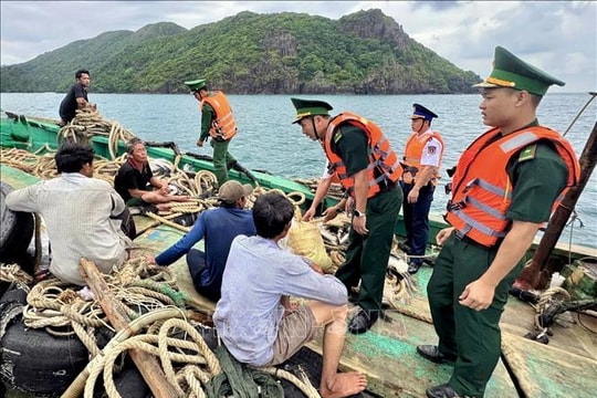 Cứu 5 ngư dân bị chìm tàu trên vùng biển Côn Đảo