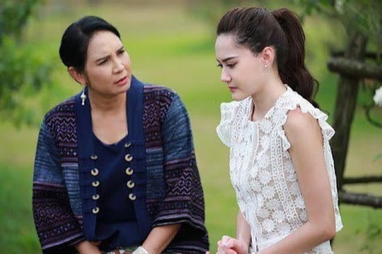 Giỗ bố, mẹ chồng trao vàng cho chị dâu, còn tôi nhận món đồ đáng xấu hổ