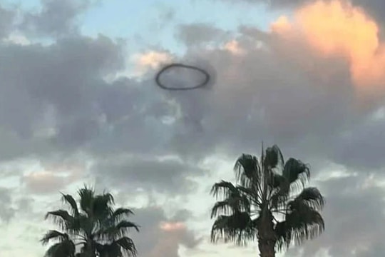 Vòng khói đen kỳ lạ trên bầu trời khiến du khách ngỡ UFO xuất hiện