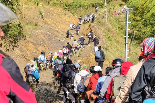 Hàng trăm khách đổ xô trekking đỉnh Lùng Cúng