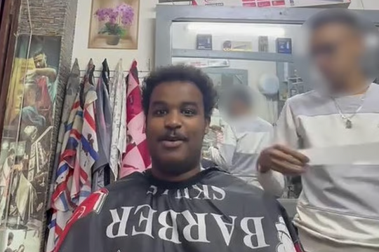 Bay từ Anh sang Morocco để cắt tóc