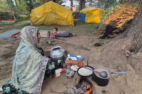 Những ca sinh nở 'ngàn cân treo sợi tóc' trên đường di cư