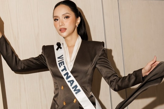 Hương Giang mặc thanh lịch bên dàn thí sinh Miss Universe