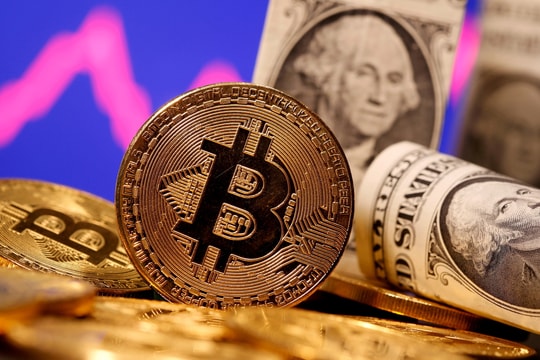 Vì sao Bitcoin thủng mốc 100.000 USD?