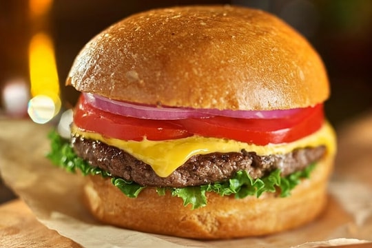 Chàng trai ngừng thở, suy đa tạng do nuốt hamburger