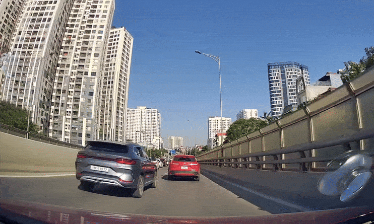 Ôtô bất ngờ tăng tốc, gác chân lên xe khác trên đường