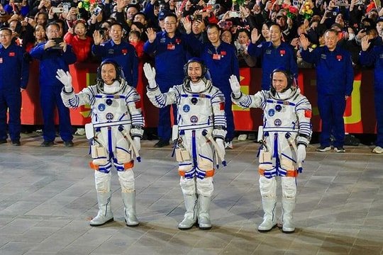 Số phận của phi hành đoàn Trung Quốc nhường tàu giải cứu