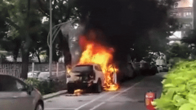 Cháy ôtô đỗ trong chung cư ở TP HCM