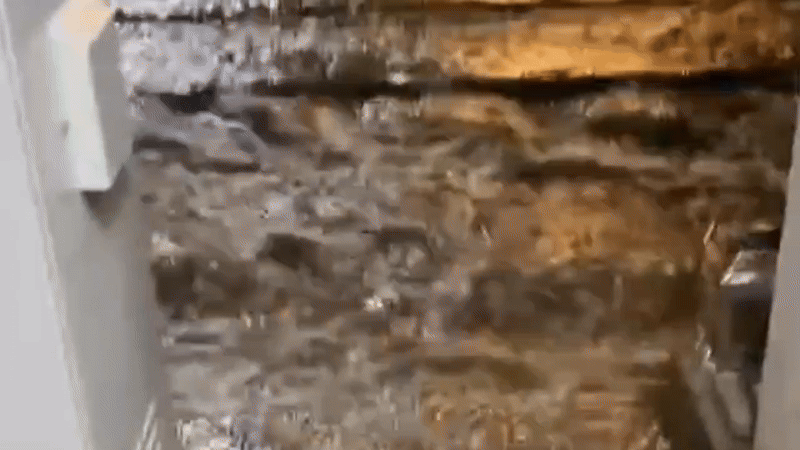 Mưa lớn ngập đường sắt, nhiều tàu phải dừng chạy