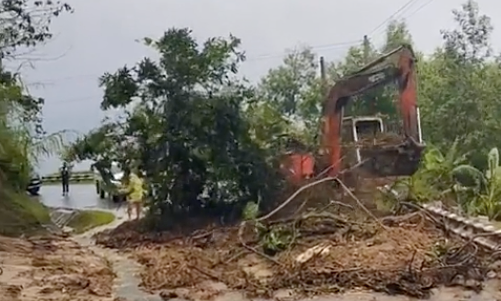 Đèo Vi Ô Lắc sạt lở, ôtô ùn tắc 2 km