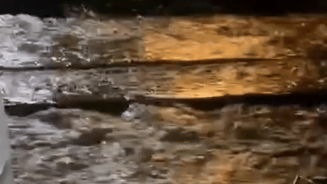 Mưa ngập đường sắt, nhiều tàu dừng chạy