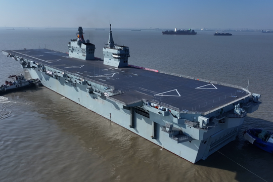 Tàu đổ bộ gắn máy phóng điện từ của Trung Quốc lần đầu ra biển