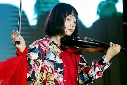 Tranh cãi vụ ca sĩ Huệ Quân bị ghế điện ép tử vong