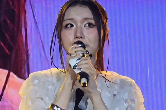 Han Sara khóc nức nở