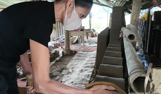 Hơn trăm năm gìn giữ mái ngói Tày