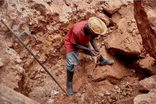 Khoảnh khắc kinh hoàng cầu sập khiến hơn 30 thợ mỏ thiệt mạng