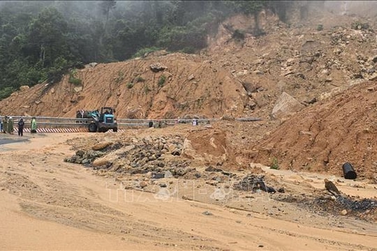 Thủ tướng Chính phủ yêu cầu khẩn trương khắc phục sự cố sạt lở đất tại đèo Khánh Lê