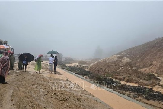 Cảnh sát giao thông Lâm Đồng tham gia cứu hộ vụ sạt lở đèo Khánh Lê