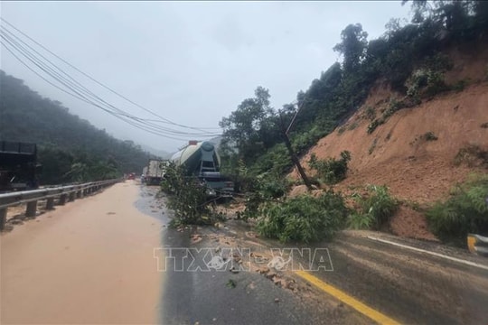 Nạn nhân mắc kẹt được đưa ra khỏi vị trí sạt lở ở đèo Khánh Lê