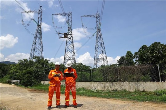 Dùng robot xử lý hiện tượng dây chống sét bị tưa trên đường dây 500kV