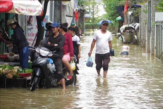 Người dân Huế chạy lụt lần thứ 4