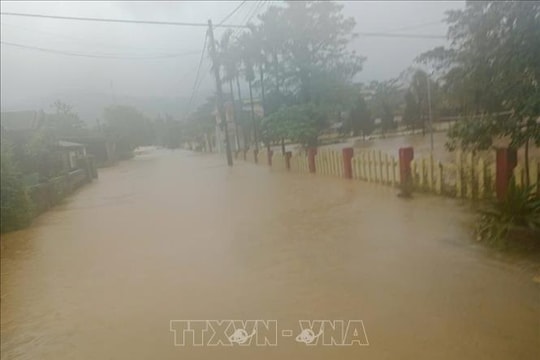 Bộ đội Biên phòng hỗ trợ người dân khu vực biên giới ứng phó mưa lớn