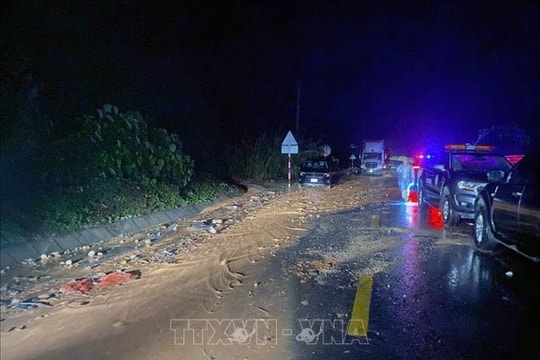 Khánh Hòa: Sạt lở đèo Khánh Lê và đèo Khánh Sơn khiến nhiều người bị vùi lấp