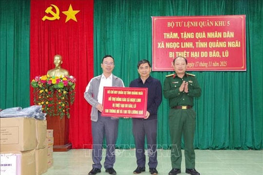 Quân khu 5 trao quà hỗ trợ các hộ dân bị thiệt hại nặng do bão số 13 tại Quảng Ngãi