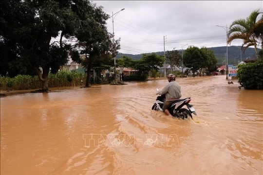 Quốc lộ 20 đi Đà Lạt bị ngập sâu, ô tô không thể lưu thông
