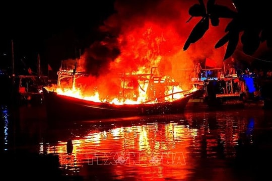 Bộ đội Biên phòng hỗ trợ người dân khống chế đám cháy trên tàu cá