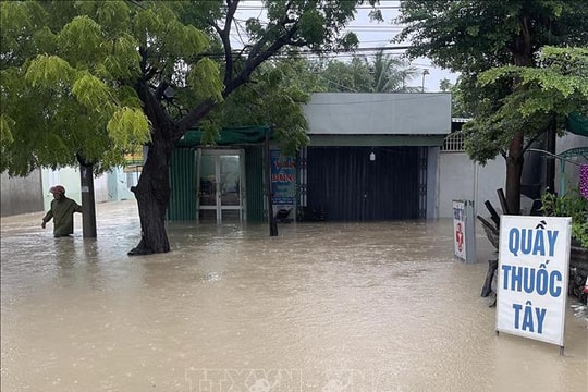 Nhiều địa phương ở phía Nam Khánh Hòa ngập sâu do mưa lũ