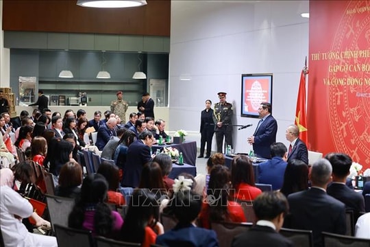 Thủ tướng và Phu nhân gặp gỡ cán bộ cơ quan đại diện và cộng đồng người Việt Nam tại Kuwait