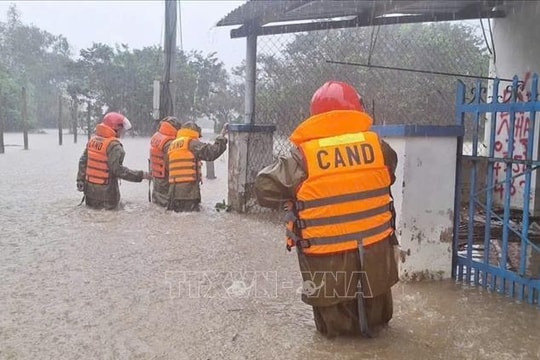 Miền Trung tiếp tục mưa rất to, cục bộ có nơi lượng mưa trên 700mm