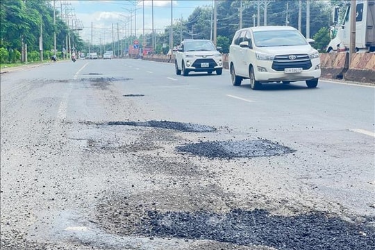 Đường xuống cấp nghiêm trọng, nhiều ổ voi, ổ gà 'bẫy' người đi đường