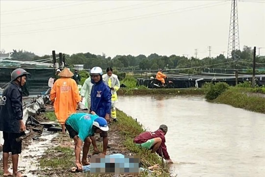 Hai người bị sét đánh tử vong khi vệ sinh ao tôm