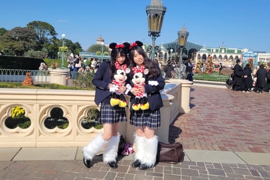 Lạc vào Tokyo Disneyland mùa lễ hội, du khách Việt say mê trải nghiệm
