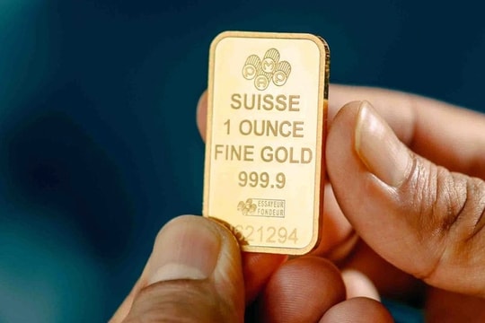 Vàng tăng nóng toàn cầu, cảnh báo rủi ro thuế và điều chỉnh giá