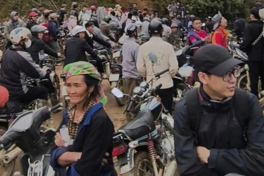 Đổ dồn leo núi ở Mù Cang Chải: Ùn tắc lối đi, lán nghỉ quá tải