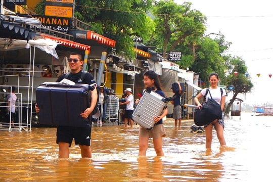 Du khách và người dân Hội An lại vất vả chạy lũ
