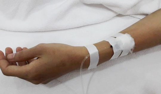 Tà áo dài cuốn vào bánh xe, nữ sinh 15 tuổi nguy kịch