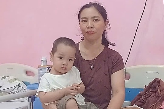 Cõng con vượt lũ đi chữa bệnh