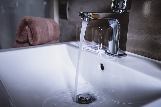 Tại sao không đổ nước sôi vào bồn rửa?