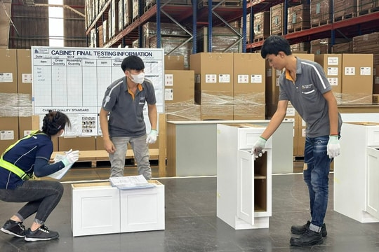 Sản xuất hé lộ 'cửa sáng' cuối năm