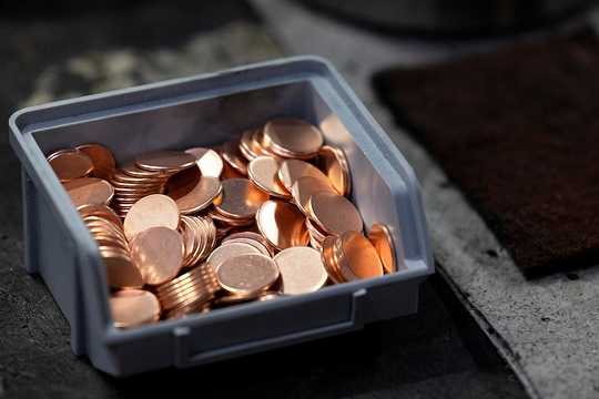 Mỹ phải chi gần gấp 3 giá trị để sản xuất mỗi đồng 5 cent
